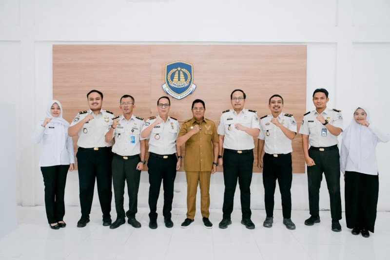 Foto Suasana Sinergi Antara Bupati H. Iron dengan Tim Kantor Imigrasi Kelas II Lotim Foto Suasana Sinergi Antara Bupati H. Iron dengan Tim Kantor Imigrasi Kelas II Lotim